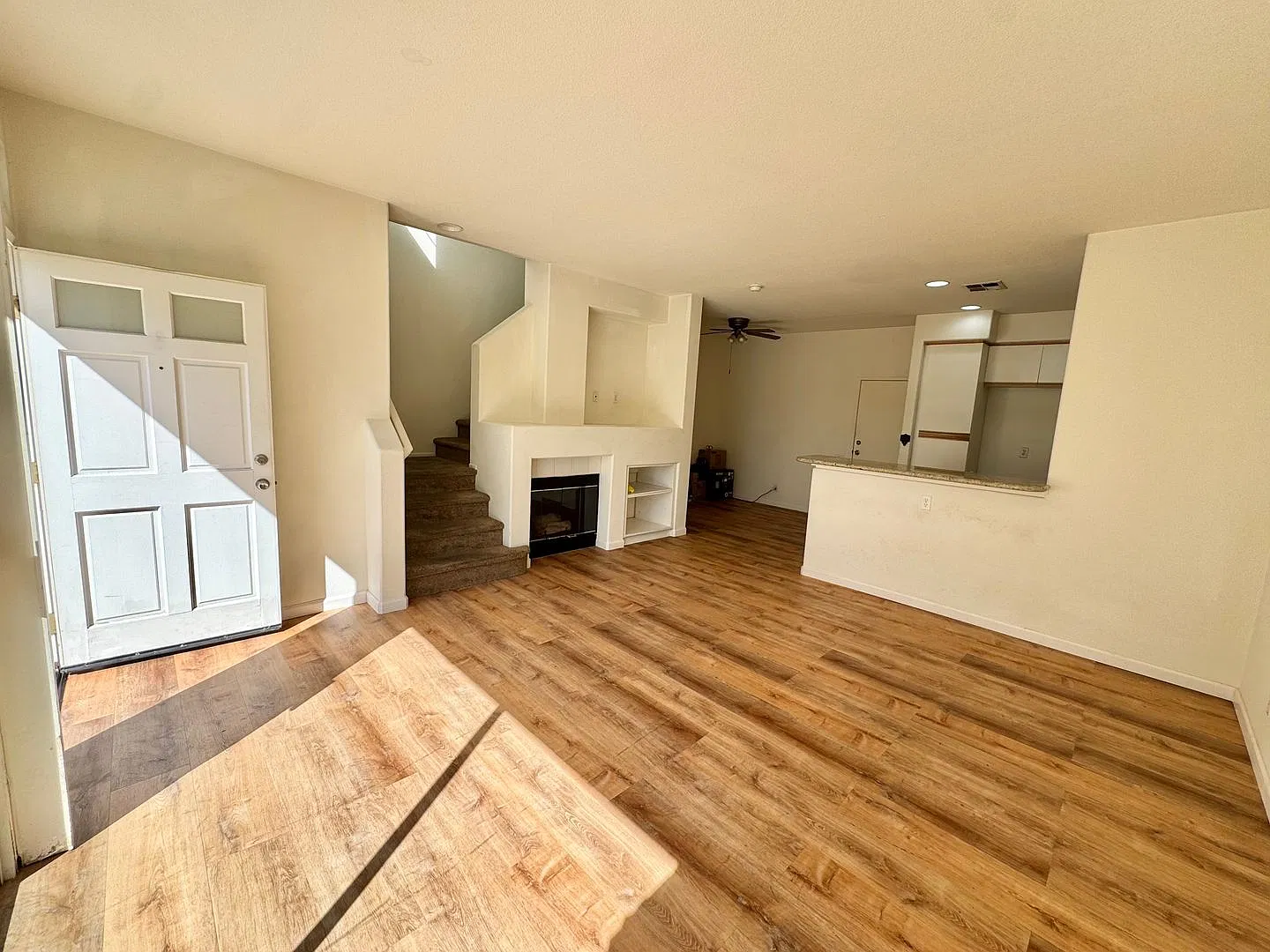 Welcome home to this large unit with plenty of natural light!! — Photo 2