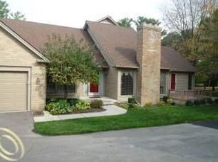 4808 Pine Eagles Dr, Brighton, MI
