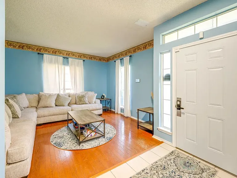 305 Indian Trail Ln — Photo 4
