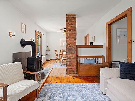 4th image of 22 Brownville Ave