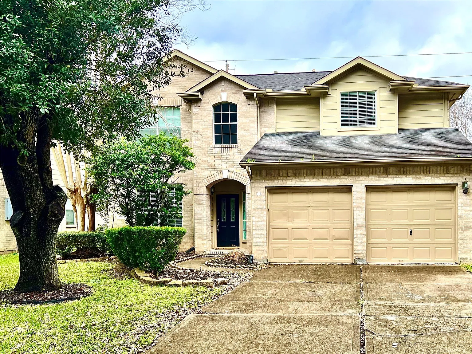 3 bed, 2.5 bath, 2265 sqft, $2,200 — Photo 2
