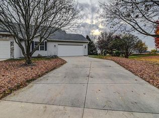 3002 Edmonton Dr, Sun Prairie, WI 53590