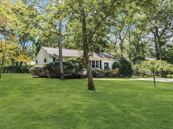 112 Lynncliff Rd, Hampton Bays, NY 11946
