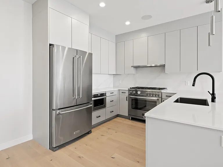 340 W 2nd St #17 — Photo 17