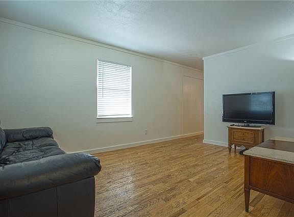4th image of 2421 Newcastle Dr