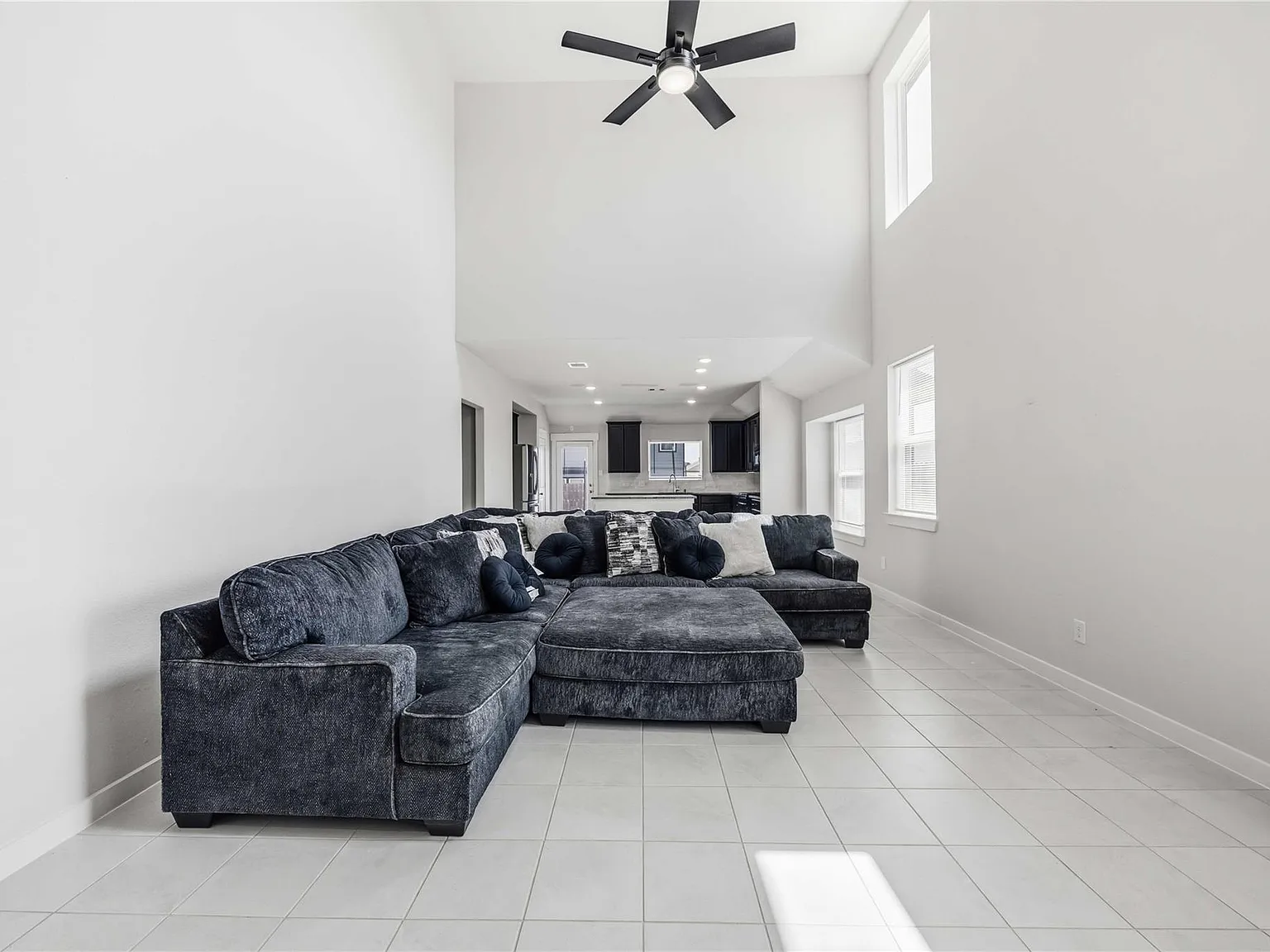 3 bed, 2.5 bath, 2508 sqft, $2,400 — Photo 4