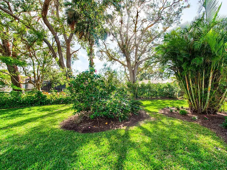 Biltmore Dr — Photo 29