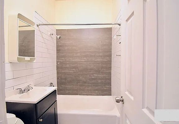 5th image of 333 Vernon Ave APT 3r
