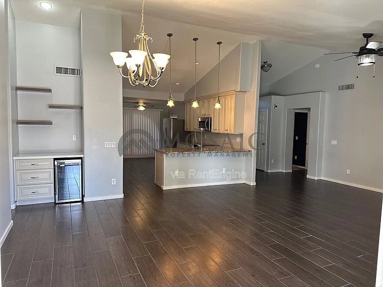 411 N Leoma Ln — Photo 5