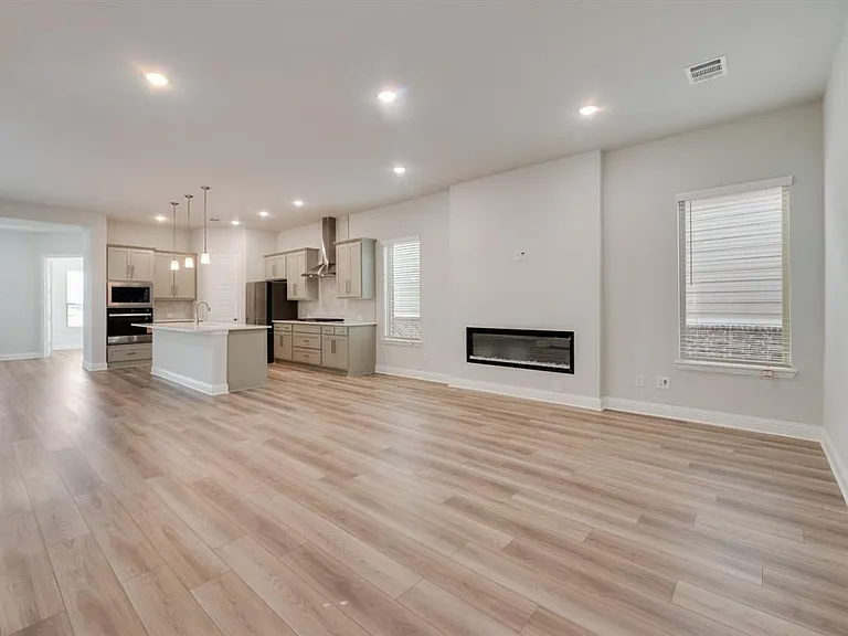7009 Sunset Blvd — Photo 16
