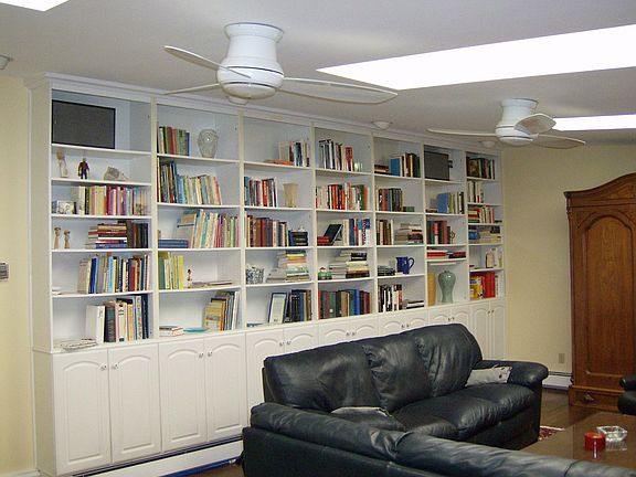 Family room w built-ins