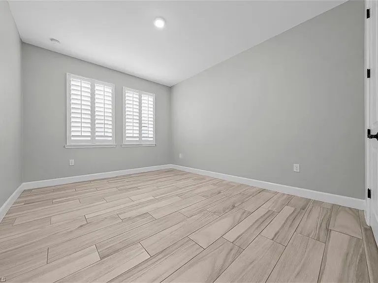 2038 Grove Dr — Photo 21