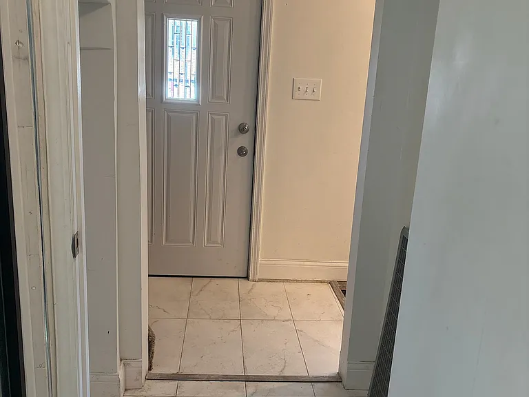2237 S Oakley Ave — Photo 15