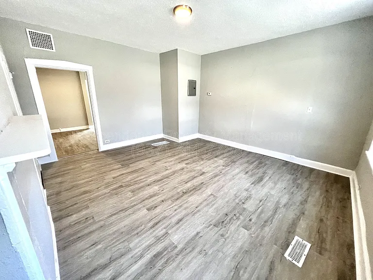 2212 Calumet St #2 — Photo 11