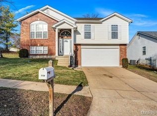559 Winter Garden Dr, Fenton, MO
