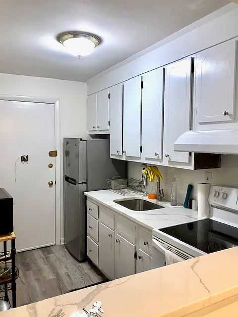 3 bed, 751 sqft, $4,350 — Photo 2