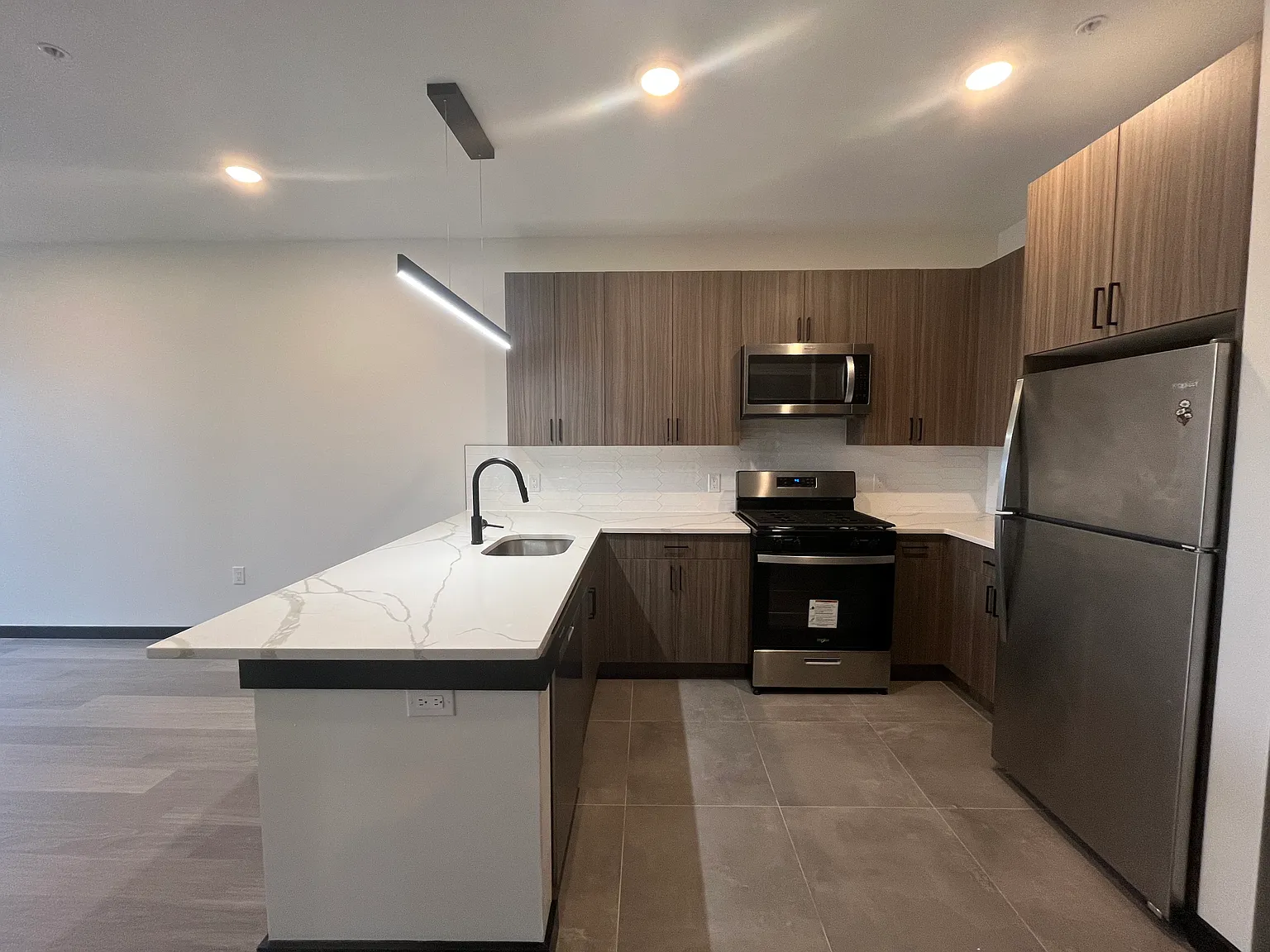 1 bed, 800 sqft, $2,400 — Photo 2