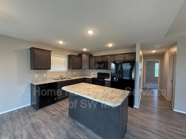 1160 E New Madrid St, Republic, MO 65738