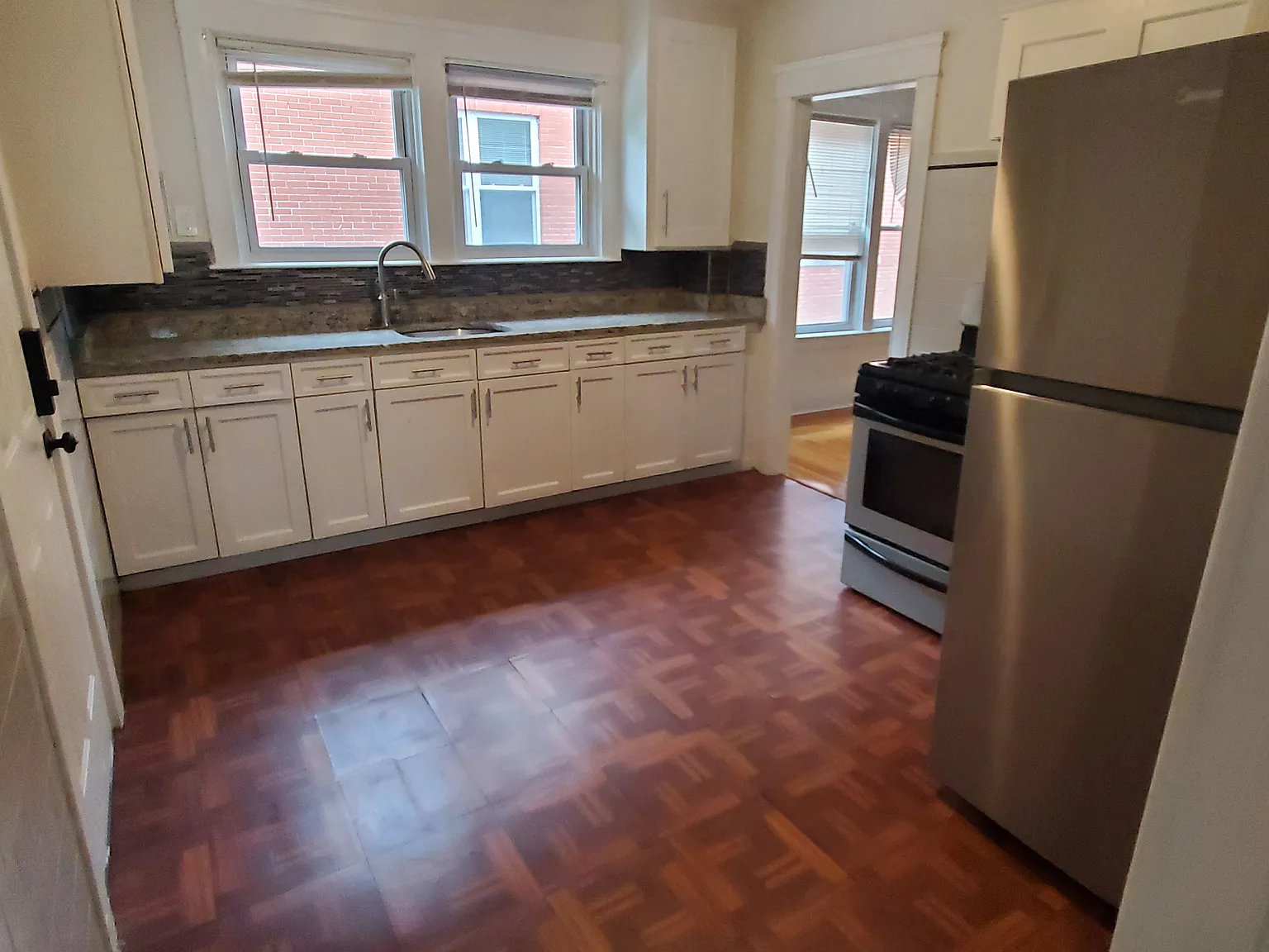 3 bed, 1200 sqft, $2,500 — Photo 4