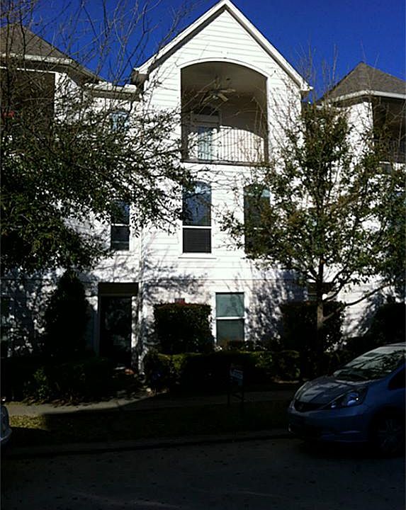 1st image of 831 E Heights Hollow Ln