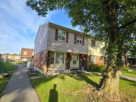 2nd image of 1500 Sandhurst Cir #24