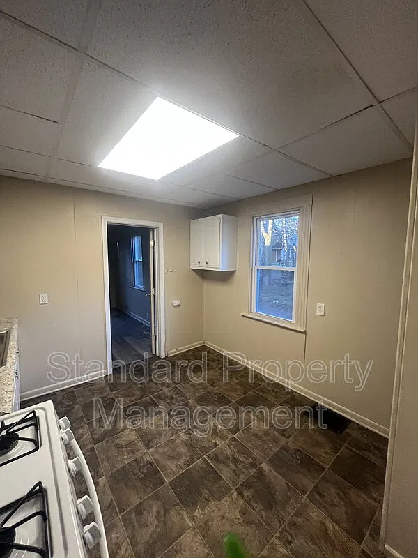 3 bed, 1.0 bath, $1,200 — Photo 4