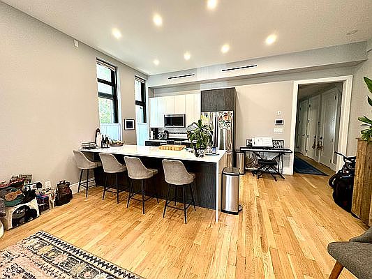 4th image of 123 8th Ave #1