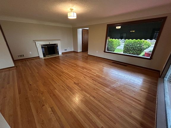 5th image of 1800 E 9th St