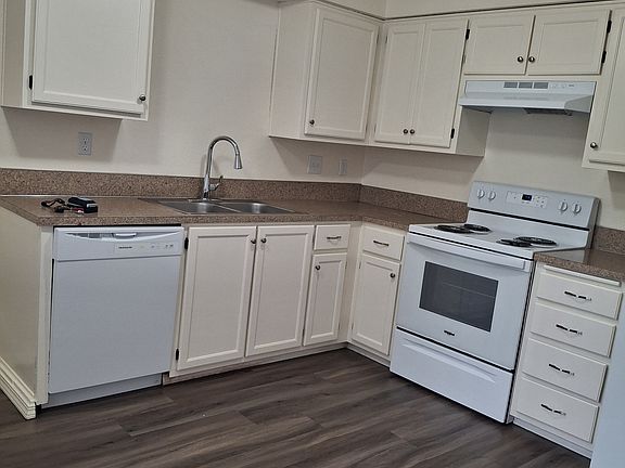 Kitchen cabinets and counter tops very in color and style