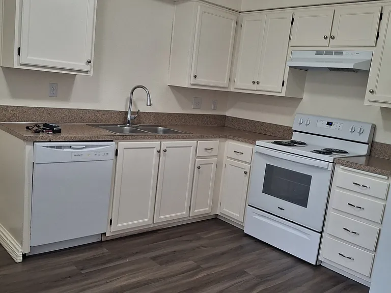 Kitchen cabinets and counter tops very in color and style