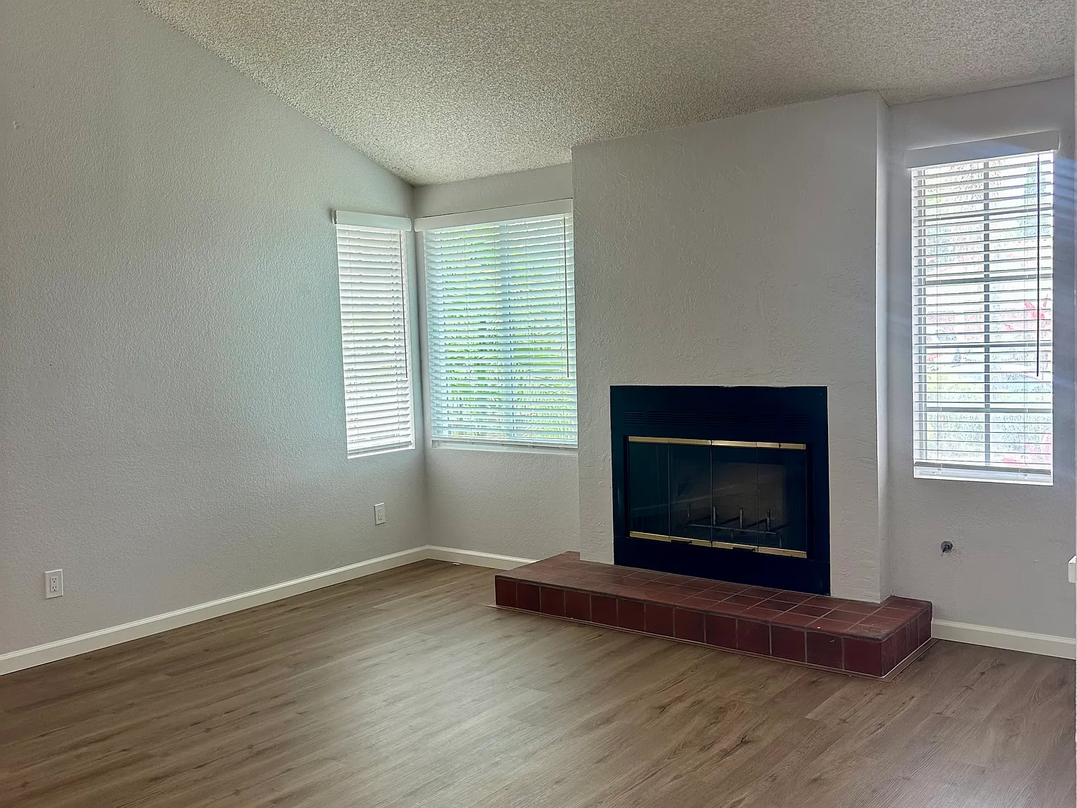 4 bed, 2105 sqft, $4,800 — Photo 4