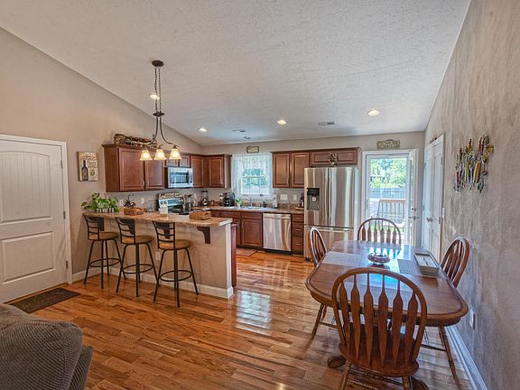 5th image of 863 Haven St