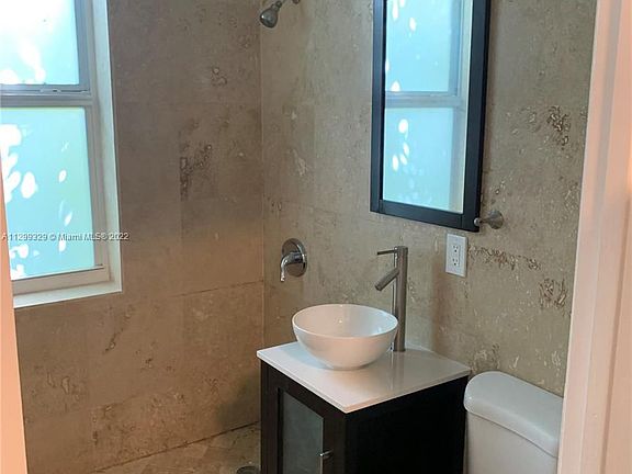 4th image of 712 SW 56th Ave APT 1