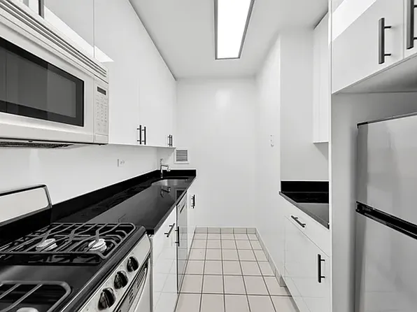 330 East 38th Street image 6 of 25