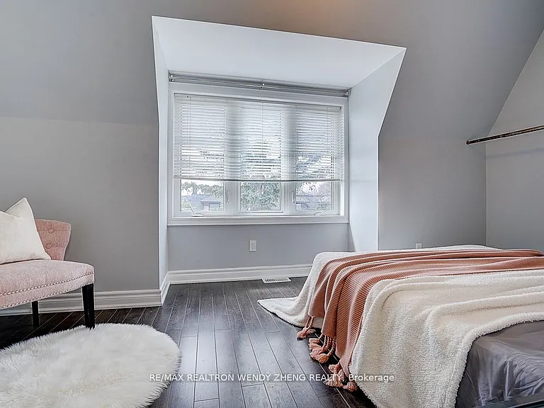 245 Montrose Ave #UPPER — Photo 17