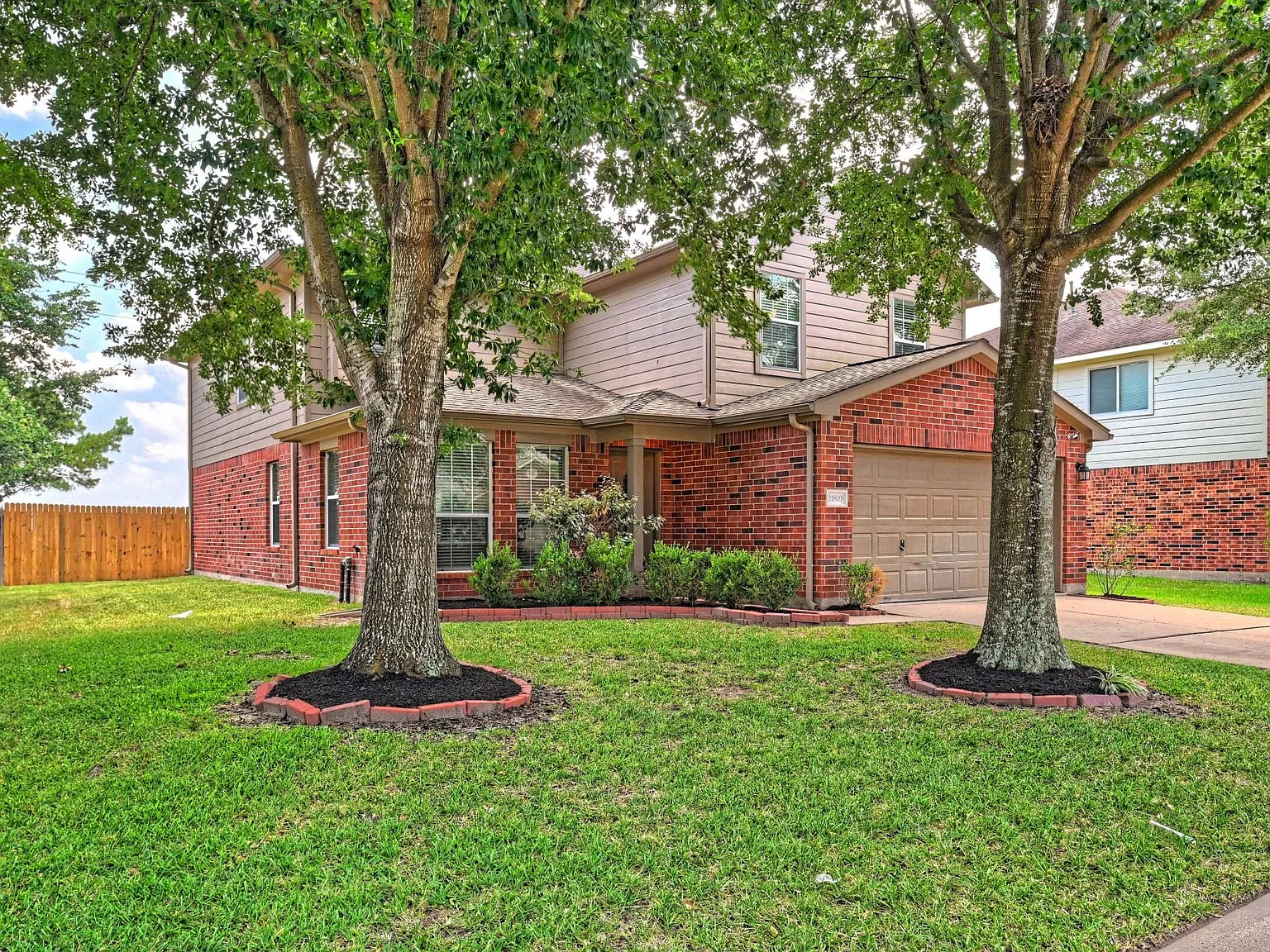 4 bed, 2.5 bath, 2690 sqft, $2,295 — Photo 2