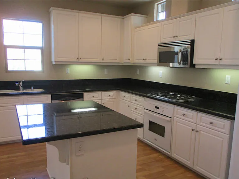323 Bishop Dr — Photo 4