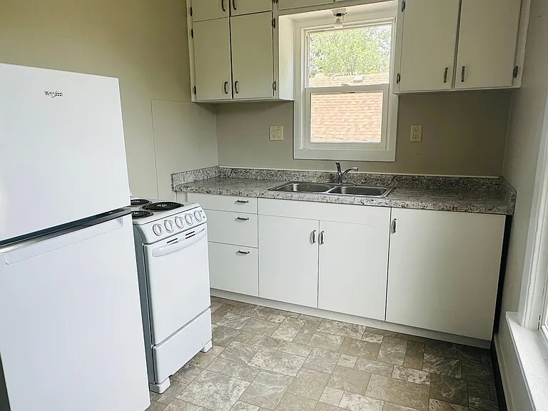 427 S Jackson St — Photo 3