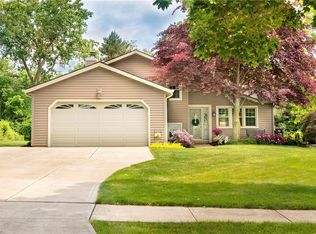 9547 Glencairn Ln, Olmsted Falls, OH 44138