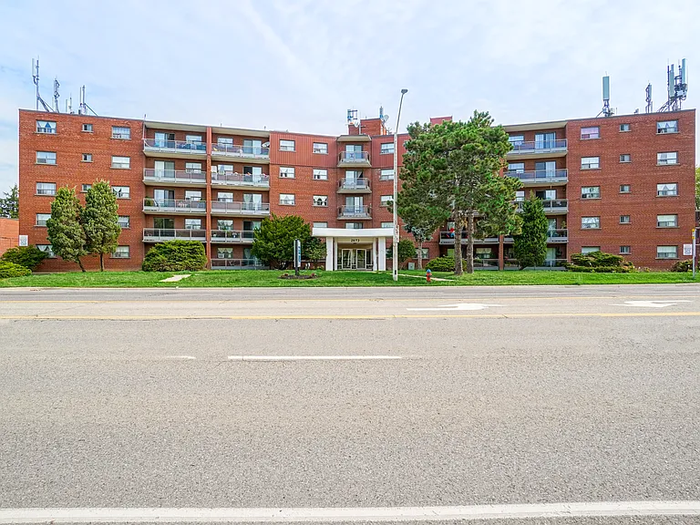 2673 King St E — Photo 1