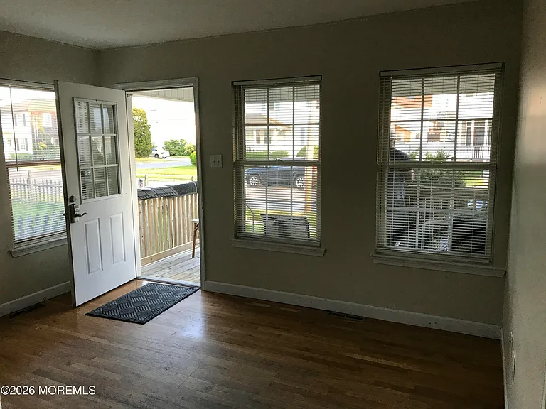 112 18th Ave — Photo 3