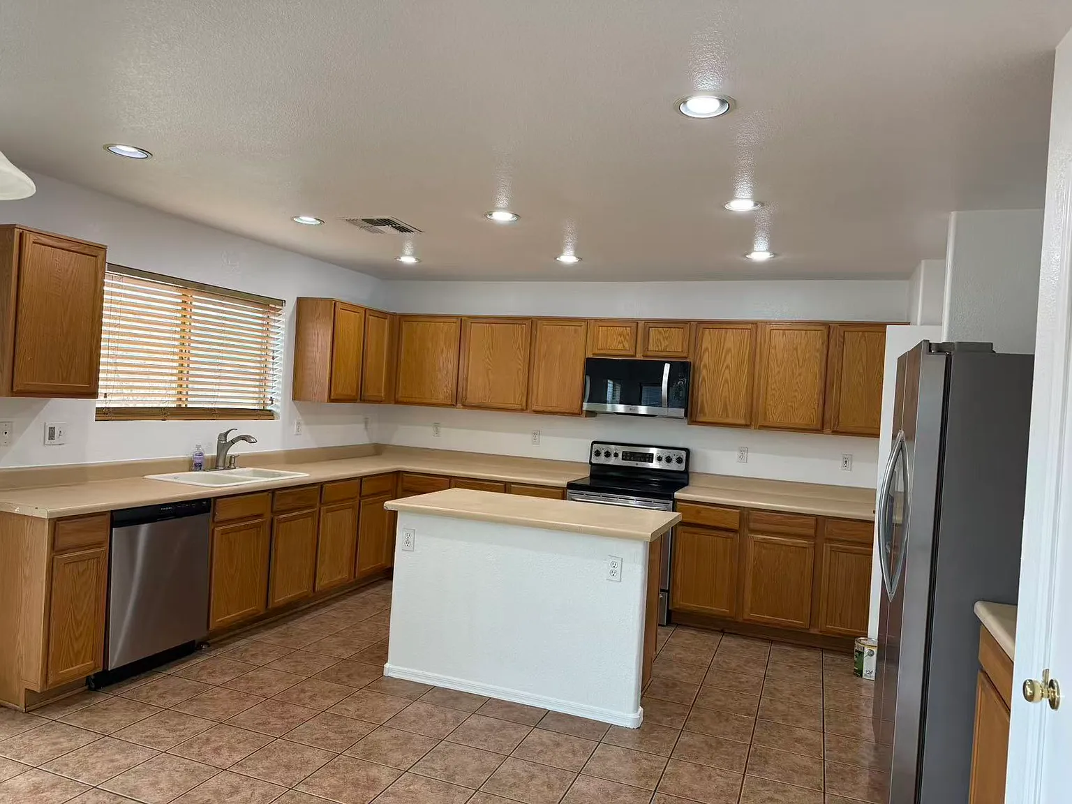 3 bed, 2.5 bath, 1762 sqft, $1,950 — Photo 3