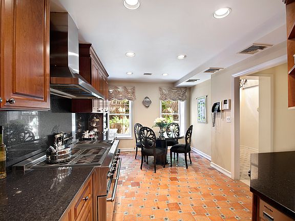 3rd image of 154 E 62nd St