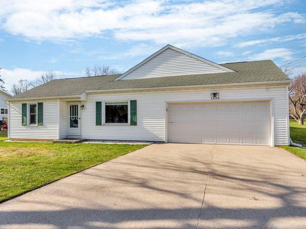 1233 W Winneconne Ave, Neenah, WI 54956