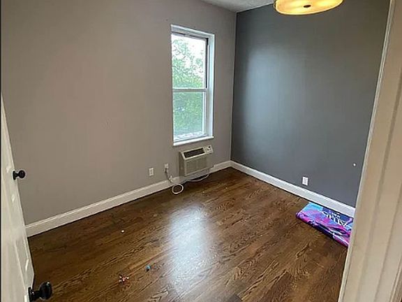 5th image of 992 Herkimer St #3