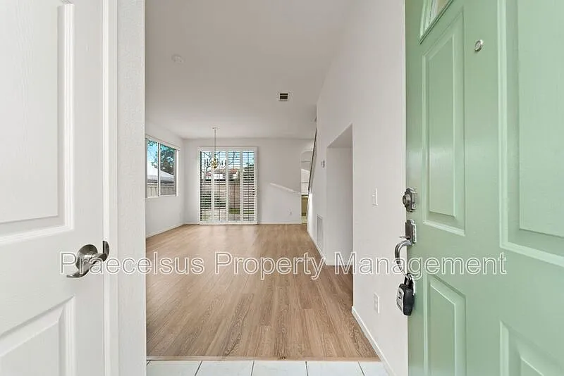 3 bed, 2.5 bath, 1248 sqft, $3,900 — Photo 2