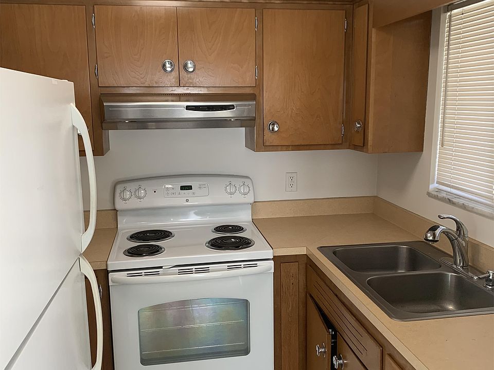 1st image of 204 E Oak Cliff Ct APT 1
