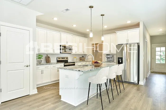 3 bed, 2.5 bath, 1950 sqft, $2,300 — Photo 2