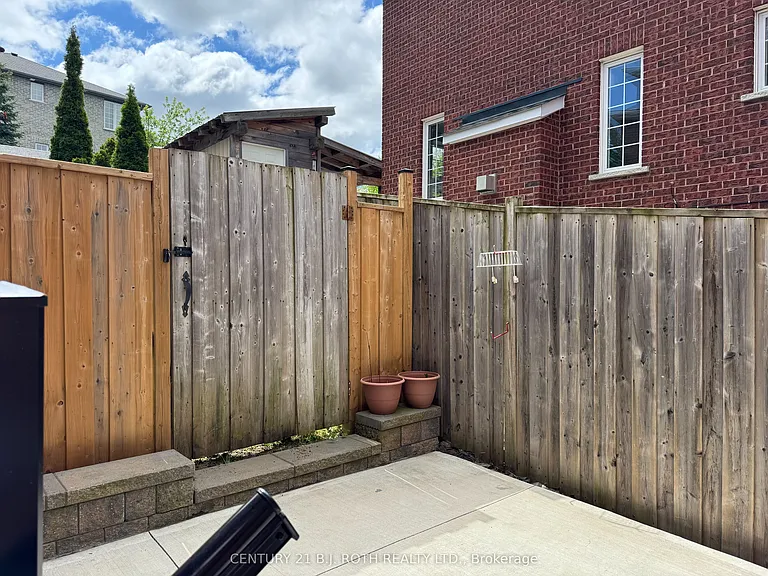 4 Pinecliff Cres #BASEMENT — Photo 2