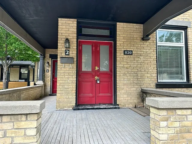 820 Queens Avenue London — Photo 2
